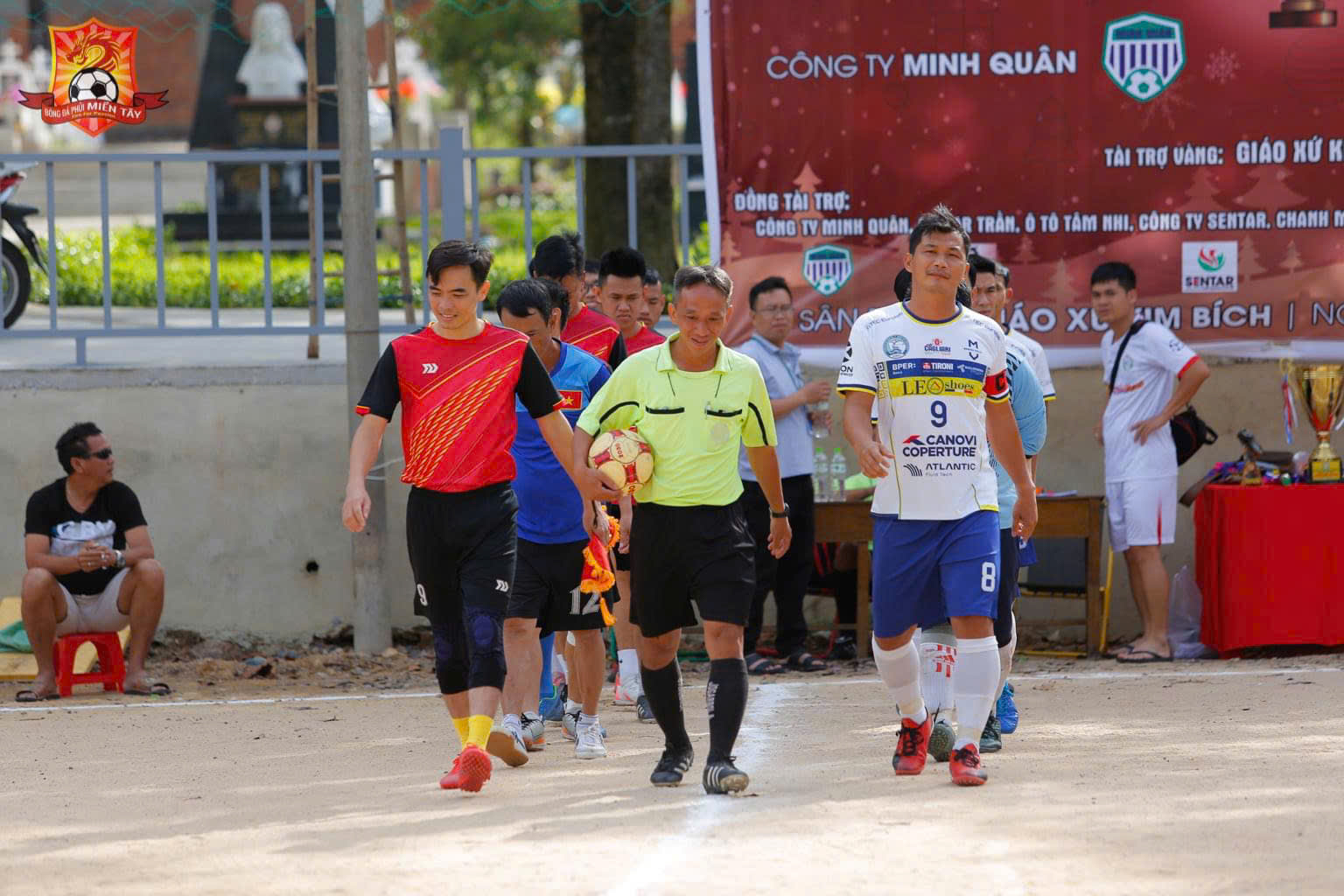 Trọng tài bóng đá